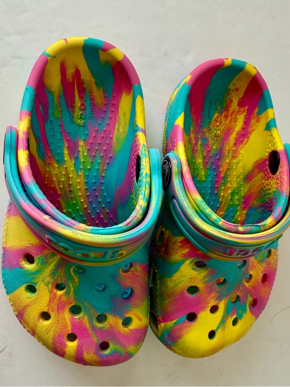 CROCS Kids Tie-Dye Clog in Turquoise, Pink, Yellow. Size C8 - Picture 10 of 10